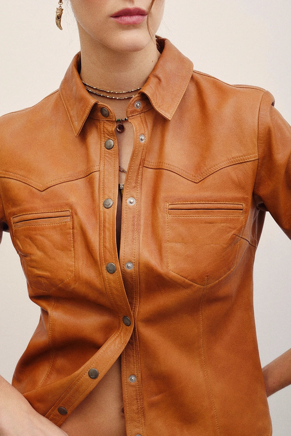 camisa bellota cuero